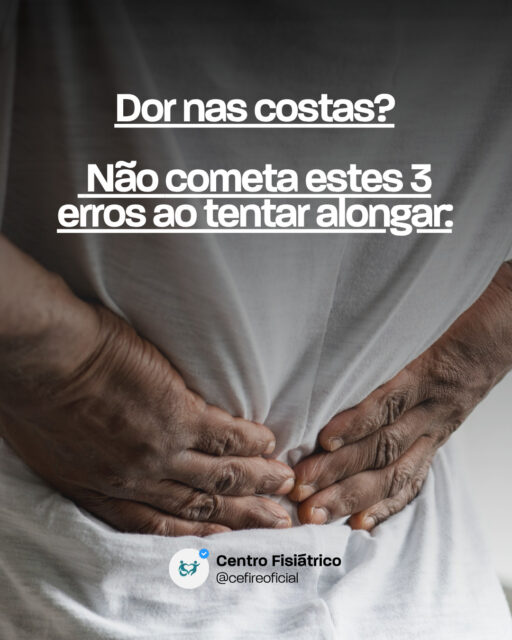 Quando a dor na coluna aperta, o instinto imediato costuma ser dobrar o corpo para tentar aliviar a tensão. Porém, em quadros inflamatórios agudos, o alongamento excessivo e sem controle pode irritar ainda mais o nervo.

O alívio real exige identificar se o seu corpo precisa de mobilidade, de estabilização ou de descompressão naquele momento. Se a dor persistir, evite receitas caseiras e busque um direcionamento profissional seguro.